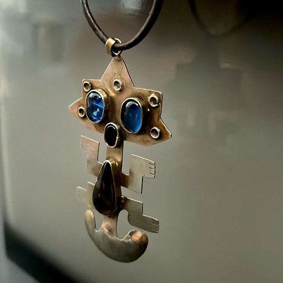 Ecuardorian Pre-Columbian Figure Pendant Necklace - Picture 5 of 14